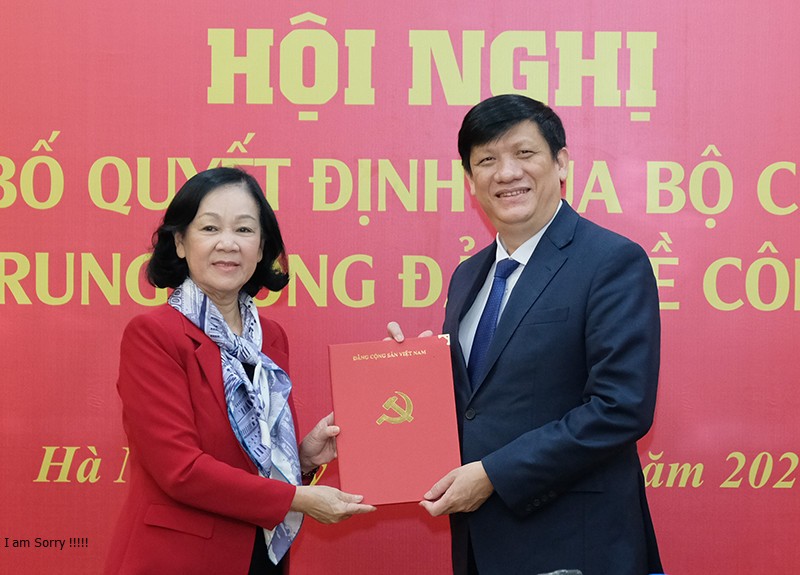 Trưởng Ban Tổ chức Trung ương Trương Thị Mai trao Quyết định của Bộ Chính trị cho Bộ trưởng Bộ Y tế Nguyễn Thanh Long. Ảnh: Sức khỏe và Đời sống
