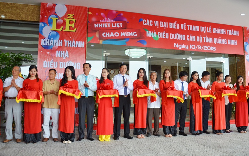 Các đại biểu cắt băng khánh thành Nhà điều dưỡng cán bộ tỉnh Quảng Ninh.